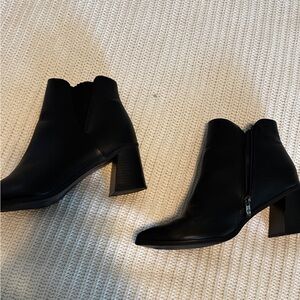 Vepose Black Ankle Booties with Chunky Heel and Pointed Toe
